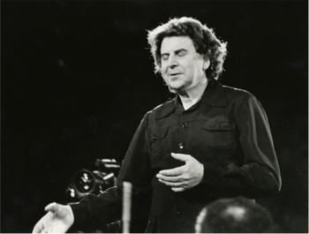 20240917124357_Mikis.Theodorakis.dirigiert.Asteris.Koutoulas_350x0-aspect-wr.png