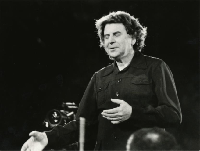 20240917124357_Mikis.Theodorakis.dirigiert.Asteris.Koutoulas_690x0-aspect-wr.png